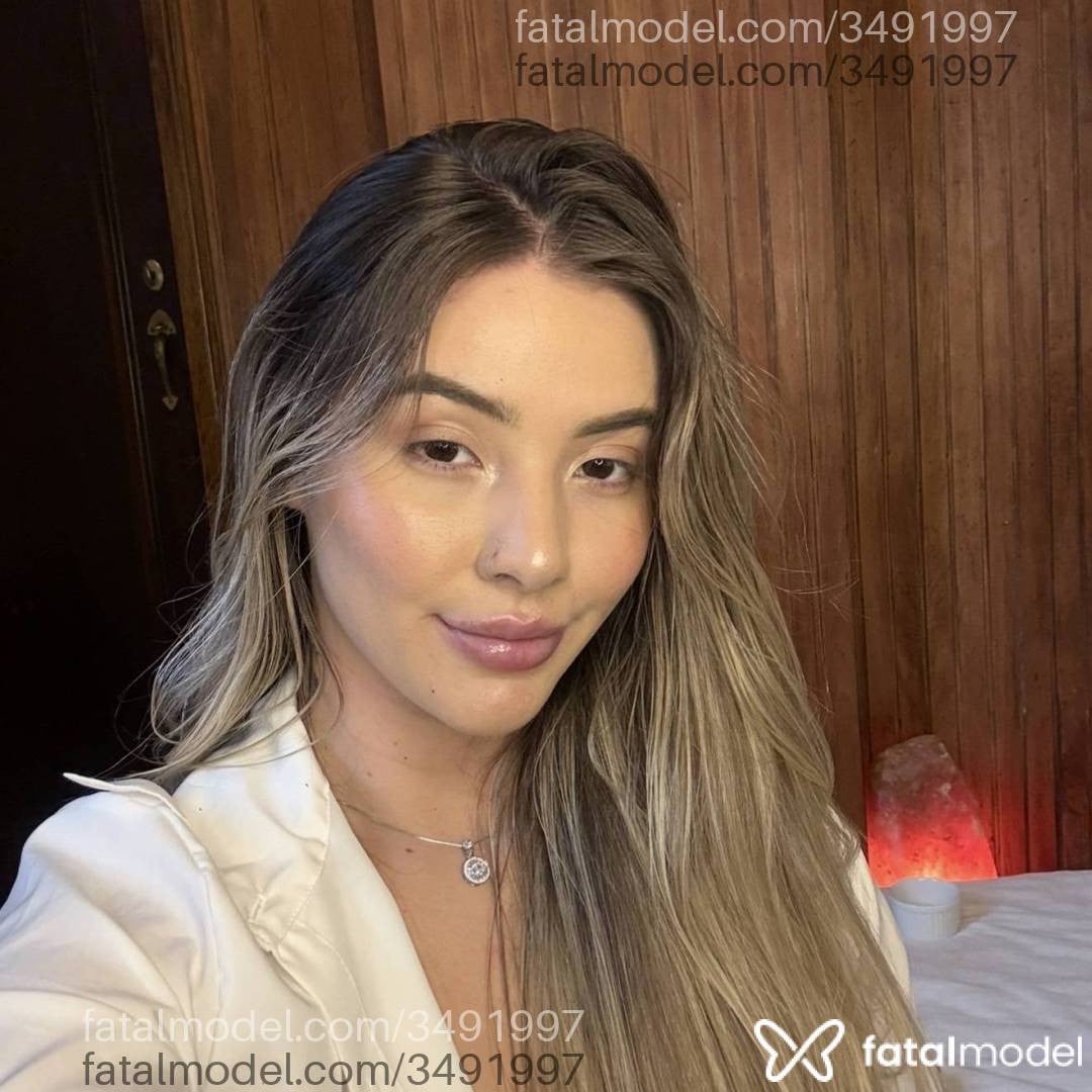 Acompanhante mulher loira (o) de olhos castanhos - Karol