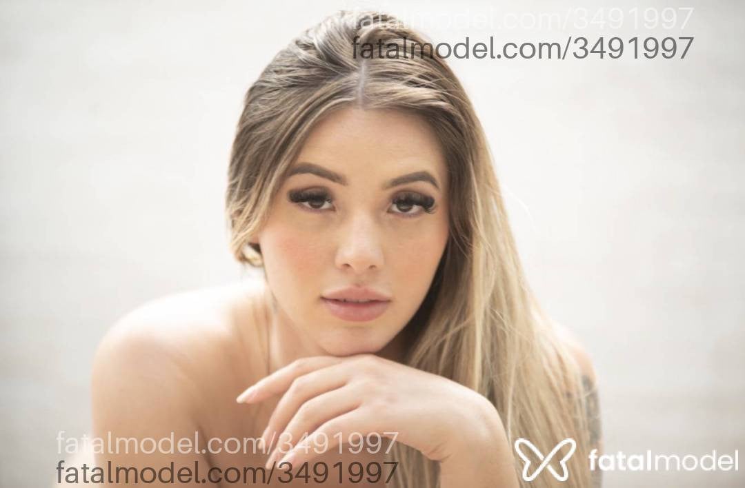 Acompanhante mulher loira (o) de olhos castanhos - Karol