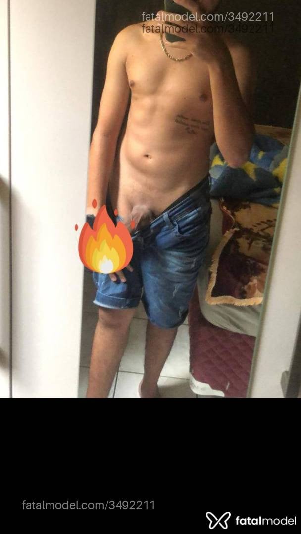 Acompanhante homem com cabelo castanho de olhos pretos - Onian