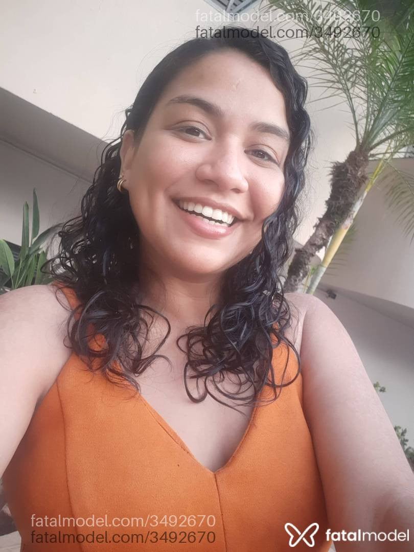Acompanhante mulher com cabelo castanho de olhos castanhos - Nikaele