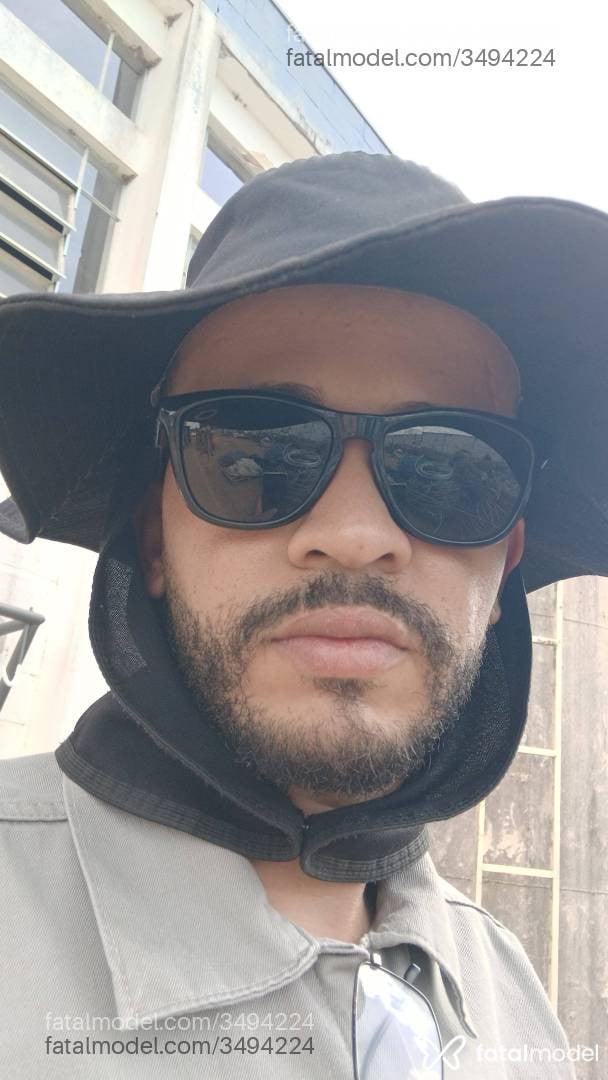 Acompanhante homem com cabelo grisalho de olhos verdes - Roladealuguel