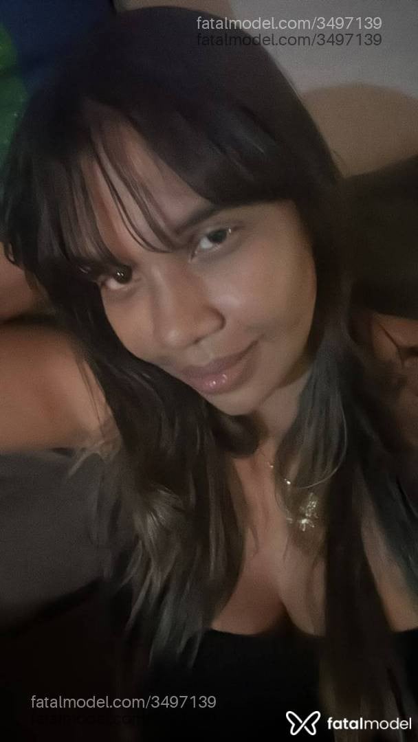 Acompanhante mulher com cabelo colorido de olhos castanhos - Yara Luna