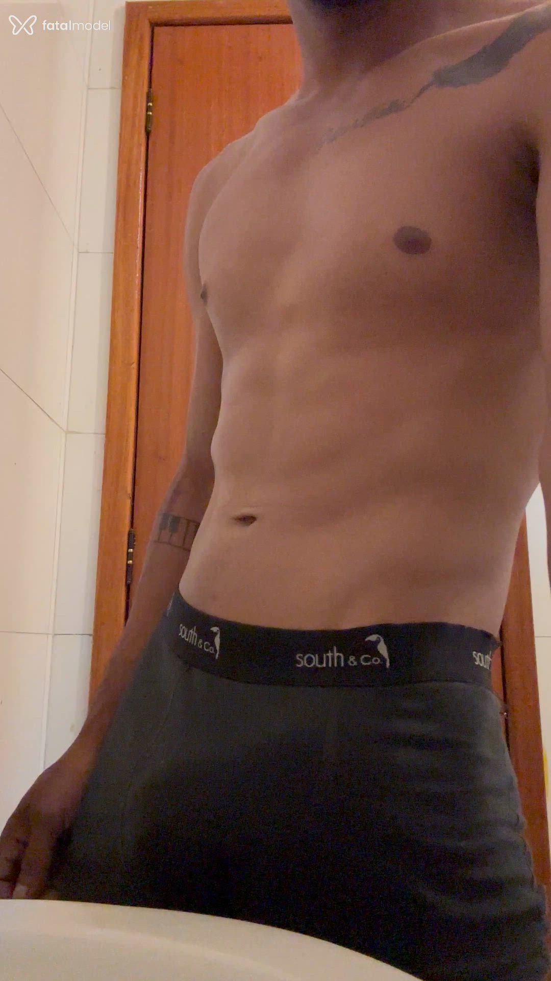 Acompanhante homem morena (o) de olhos castanhos - Max Júnior Acompanhante homem morena (o) de olhos castanhos - Max Júnior