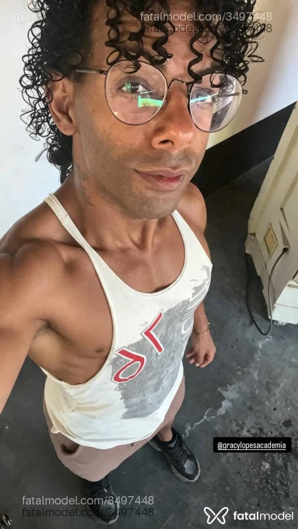 Acompanhante homem morena (o) de olhos pretos - Fernandes