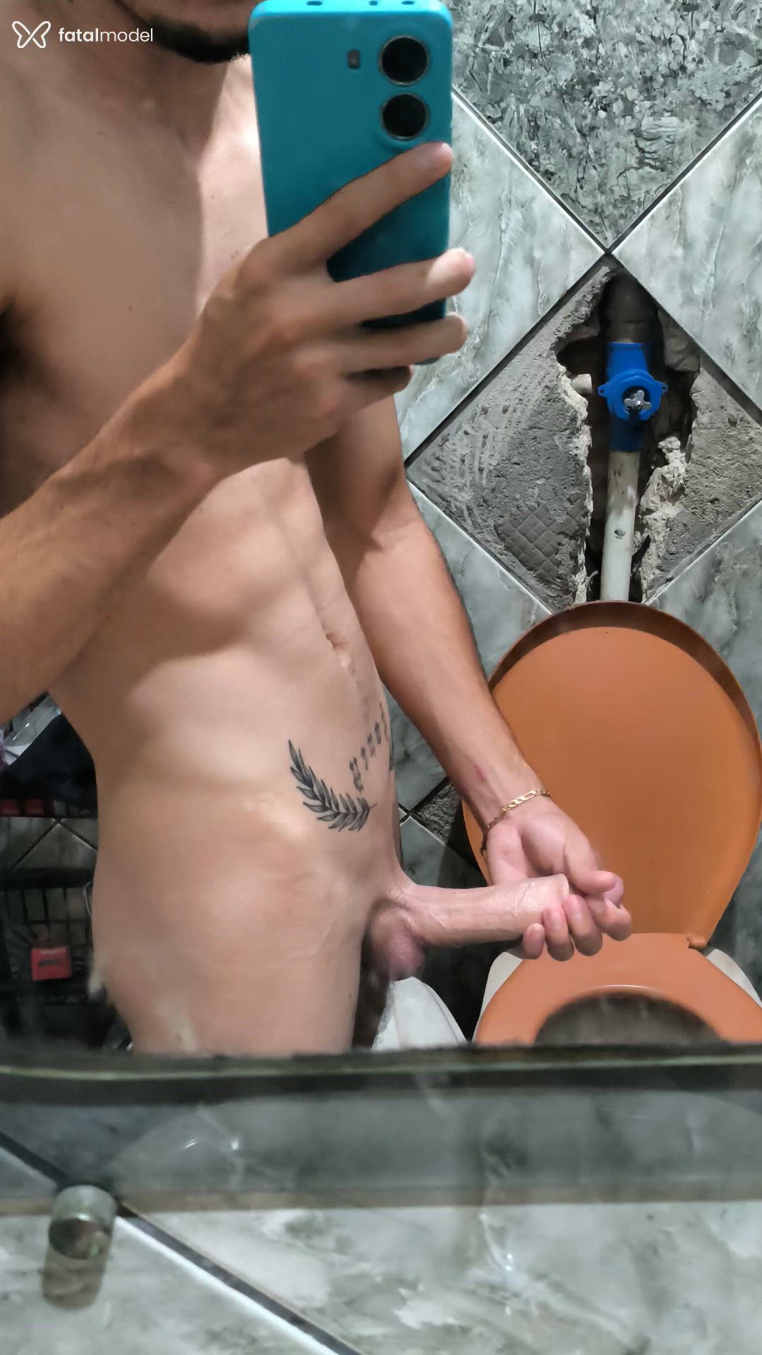Acompanhante homem com cabelo castanho de olhos pretos - Thiago Aires
