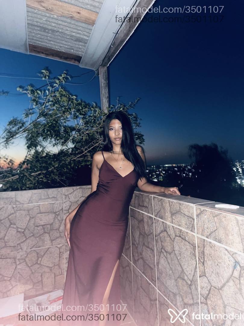 Acompanhante mulher morena (o) de olhos castanhos - Emily