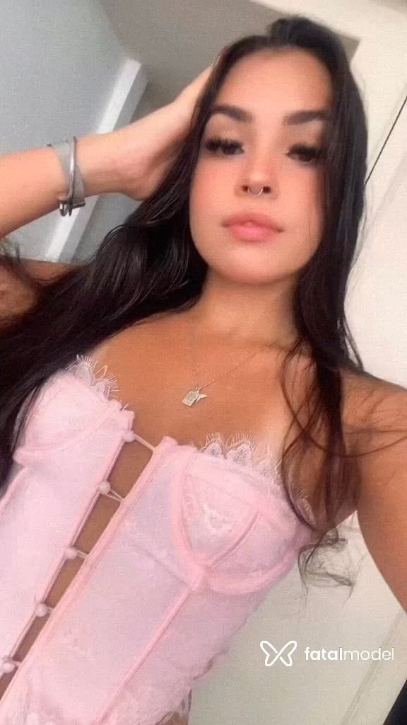 Acompanhante mulher com cabelo castanho de olhos castanhos - Larissa