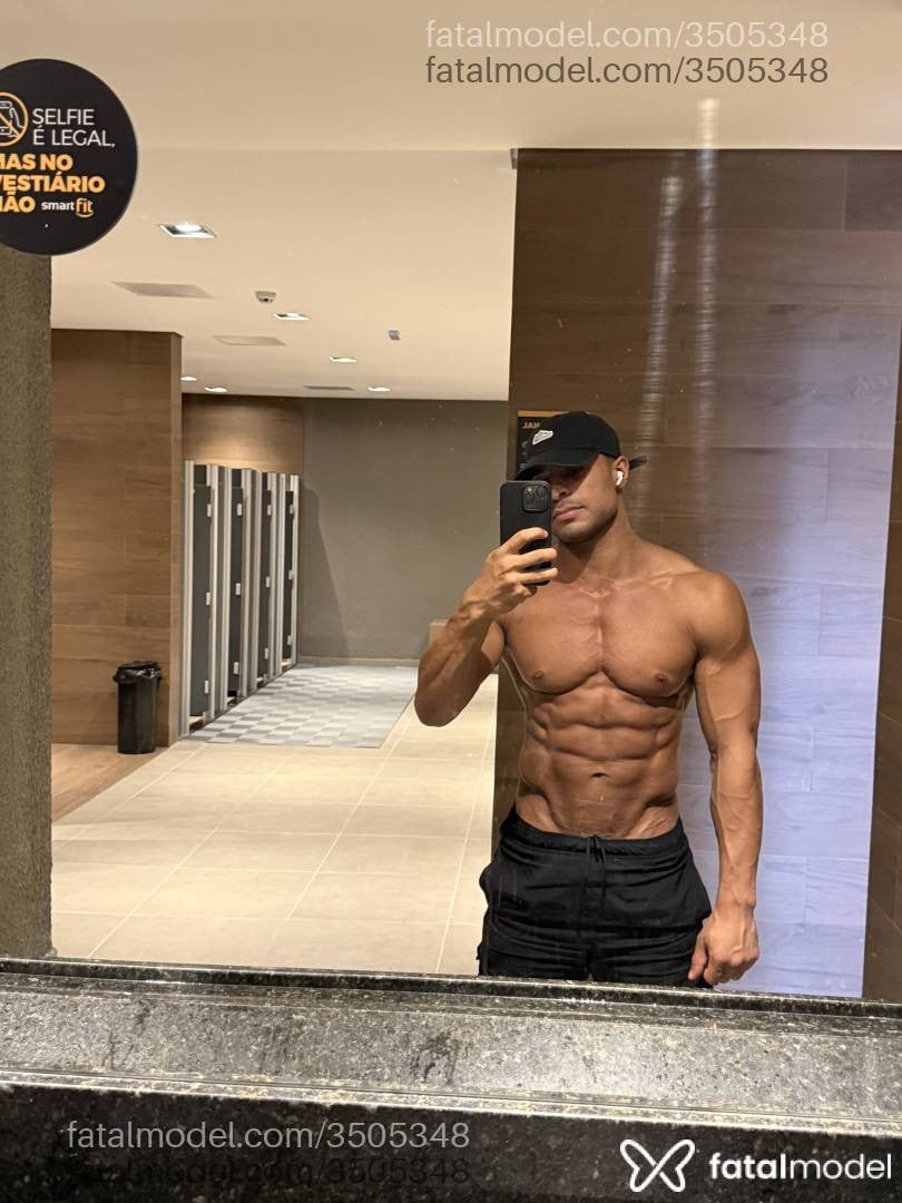 Acompanhante homem com cabelo castanho de olhos pretos - Giovani Gonçalves