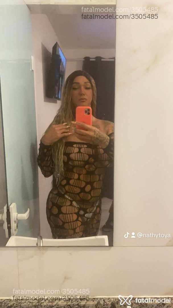 Acompanhante mulher trans ruiva (o) de olhos castanhos - Lhunna