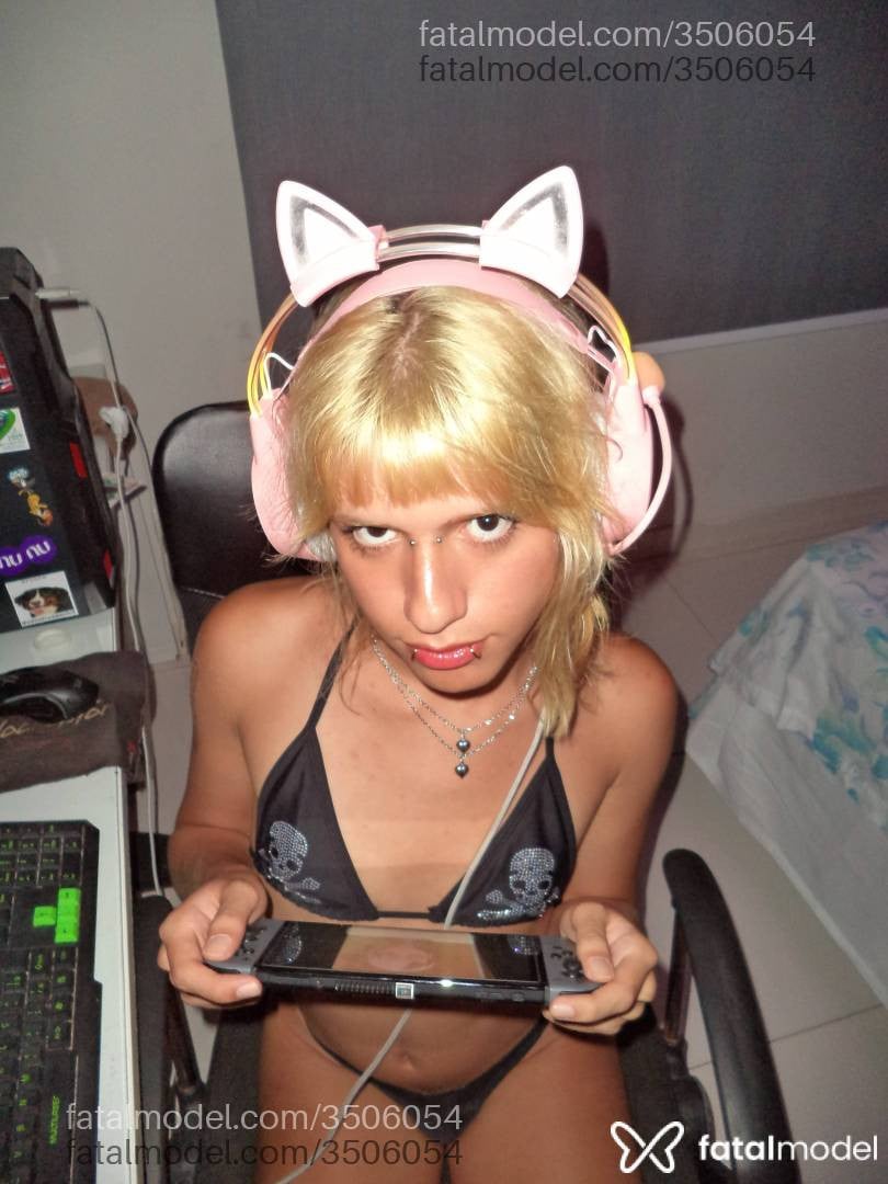 Acompanhante mulher trans loira (o) de olhos castanhos - Mandychans