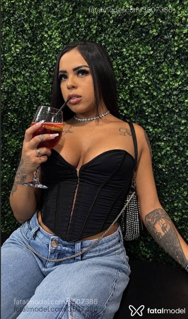 Acompanhante mulher morena (o) de olhos pretos - Izabela