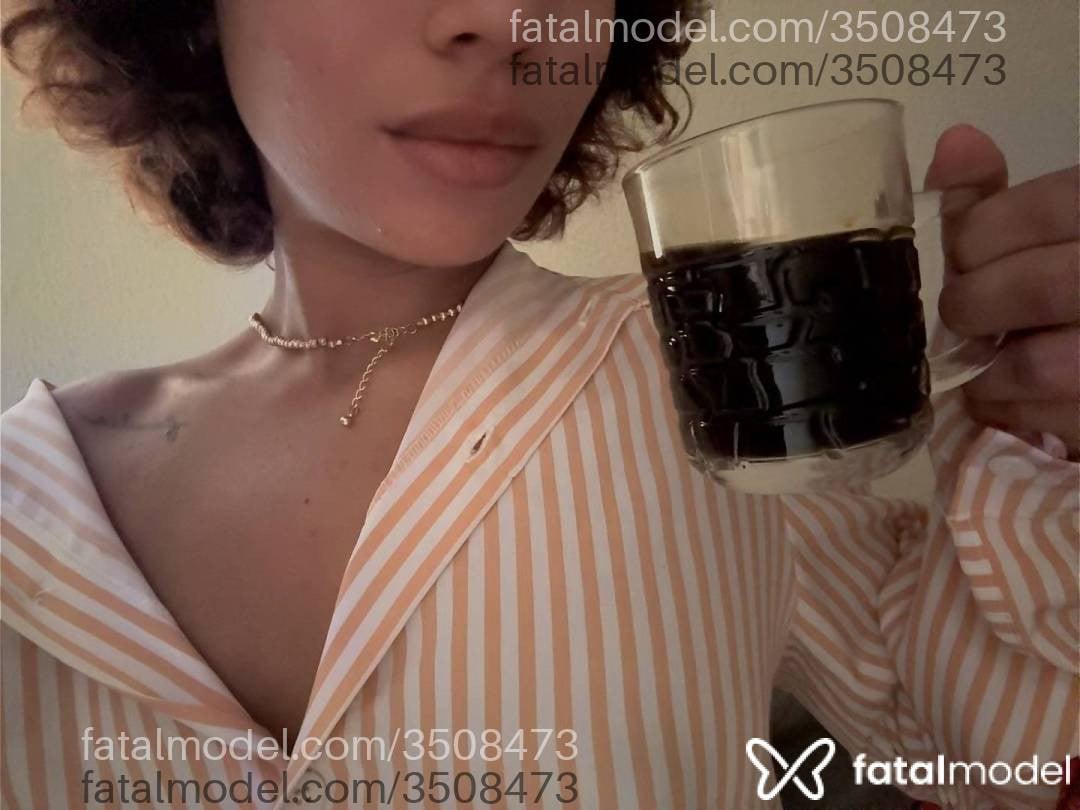 Acompanhante mulher com cabelo colorido de olhos castanhos - Jhenyfer