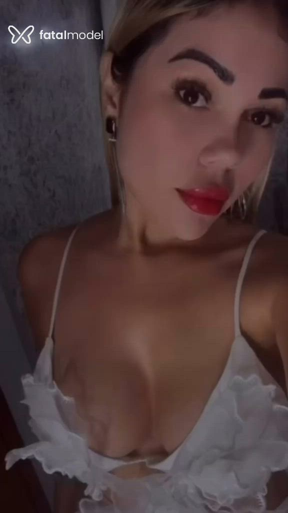 Acompanhante mulher loira (o) de olhos castanhos - Yasmin Damaceno