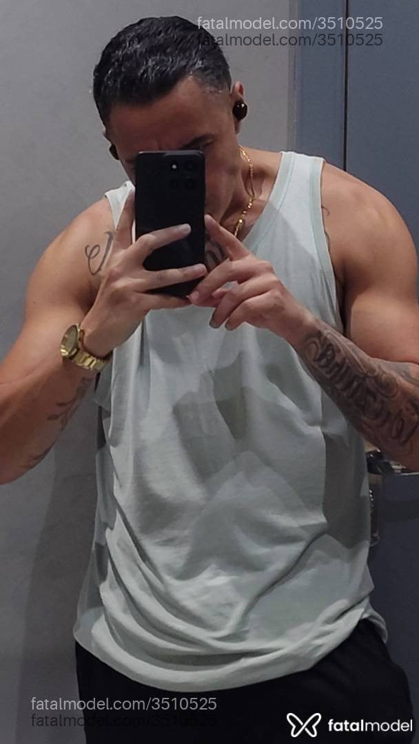 Acompanhante homem com cabelo grisalho de olhos castanhos - Dantas