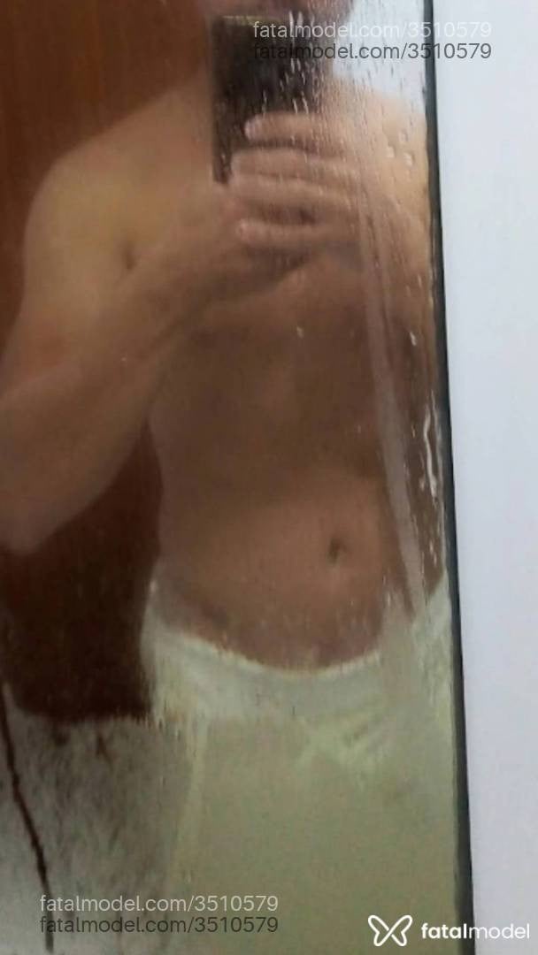 Acompanhante homem com cabelo grisalho de olhos castanhos - Lucas