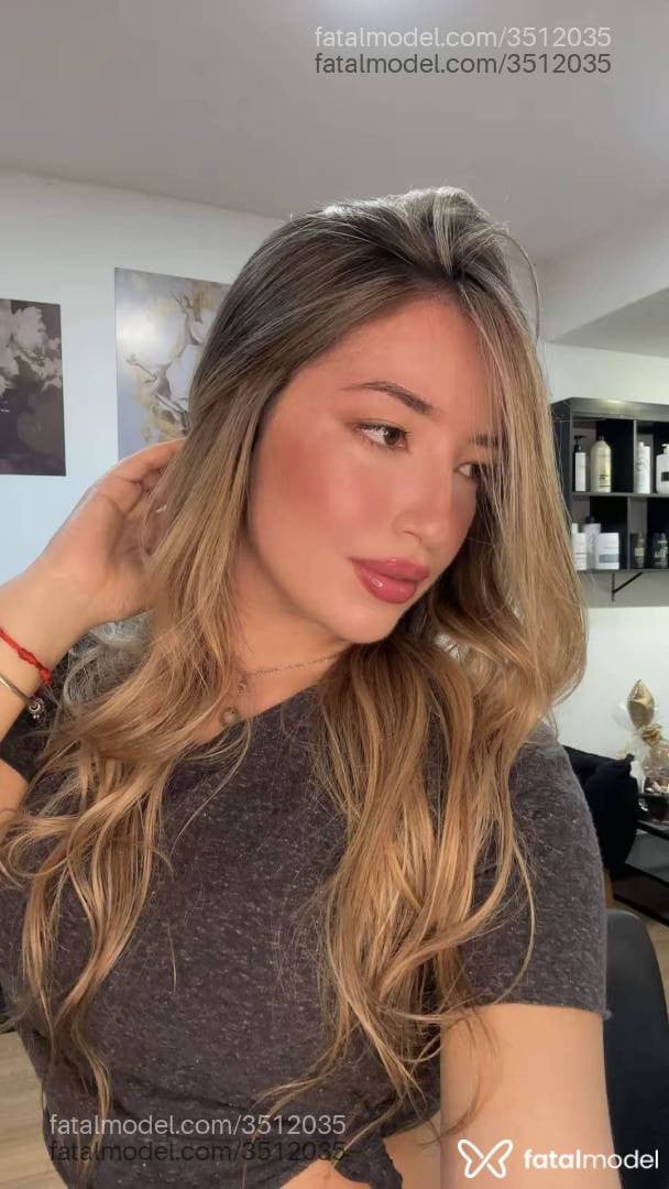 Acompanhante mulher loira (o) de olhos mel - Badgalmadu