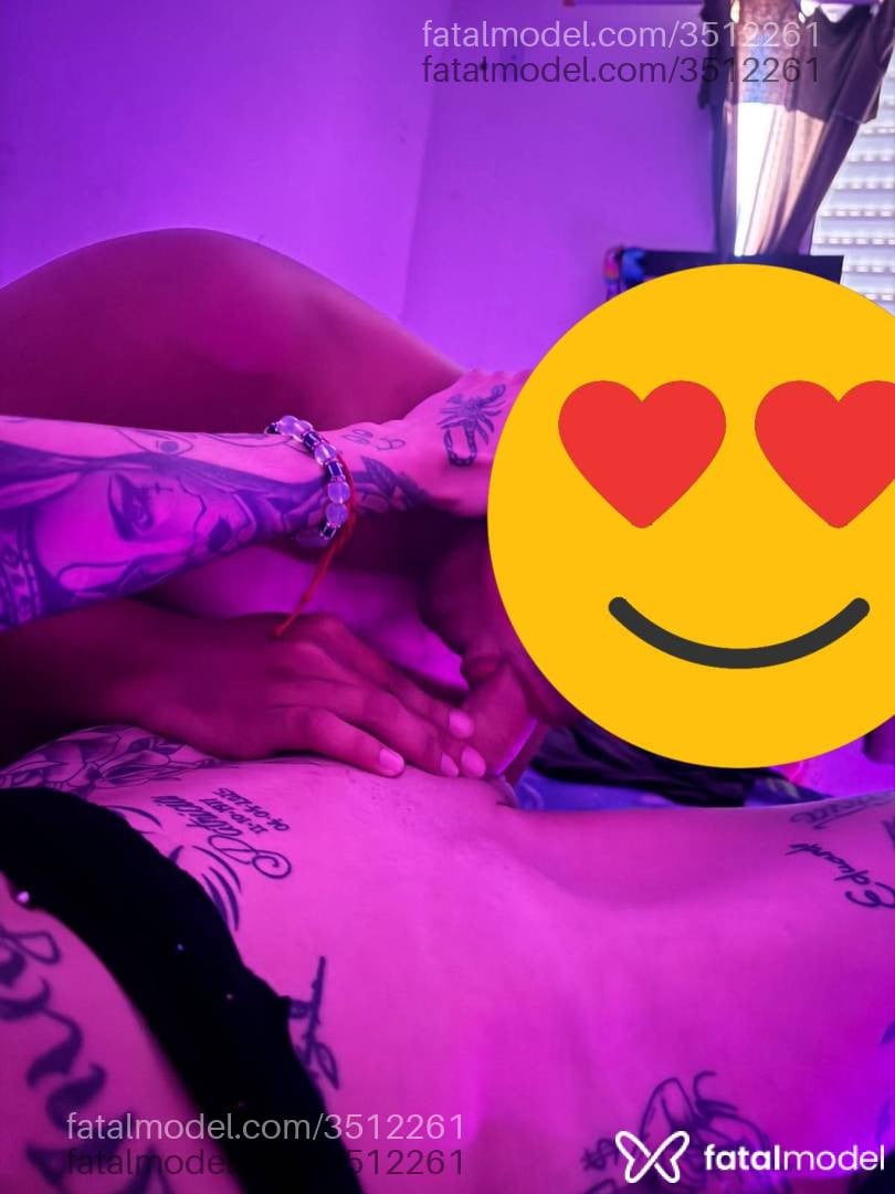 Acompanhante mulher trans com cabelo grisalho de olhos castanhos - Tayná Vieira