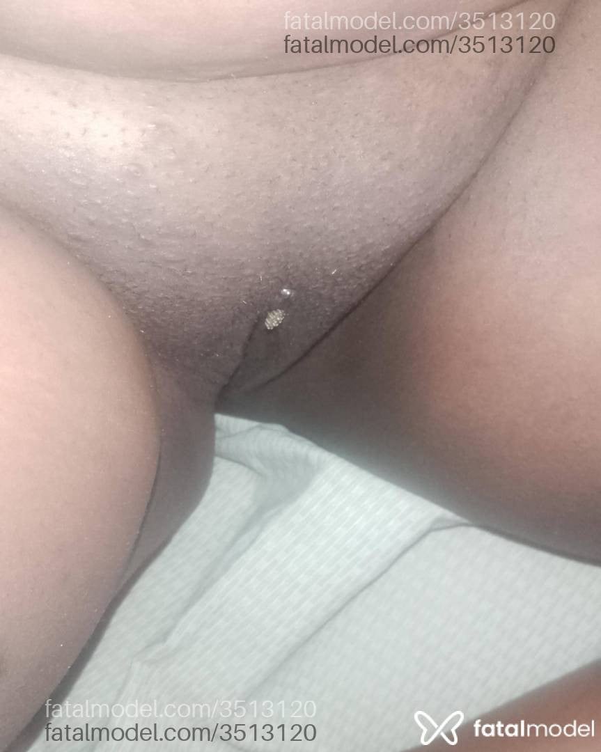 Acompanhante mulher morena (o) de olhos pretos - Polly
