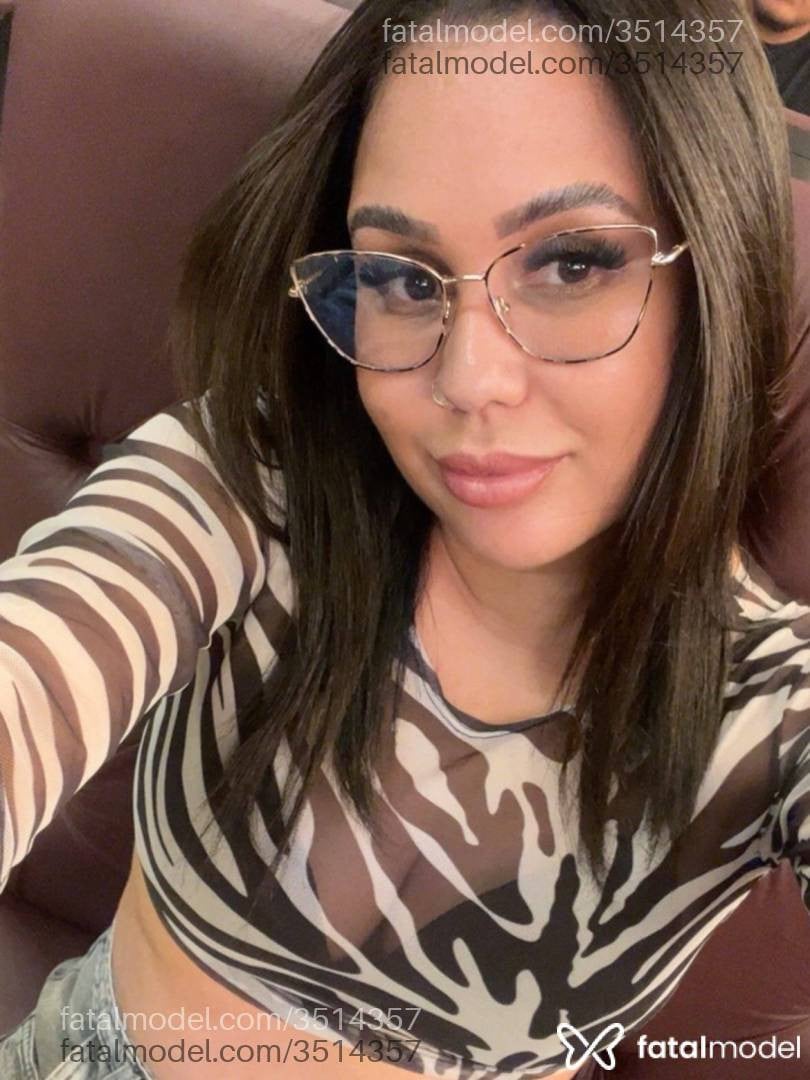Acompanhante mulher com cabelo castanho de olhos castanhos - Lua Alves