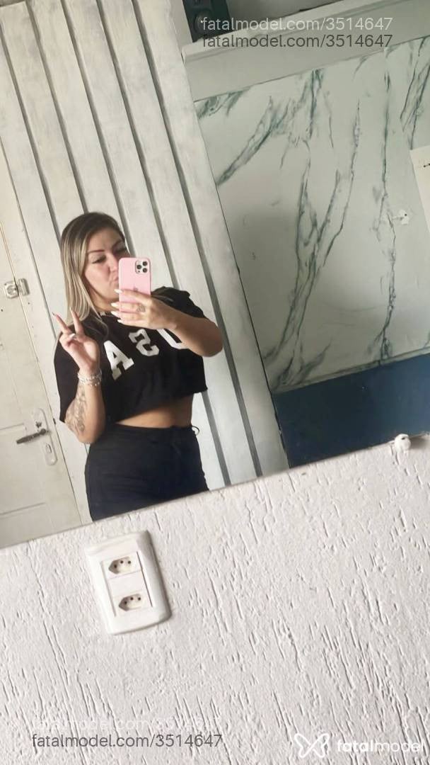 Acompanhante mulher loira (o) de olhos castanhos - Amanda