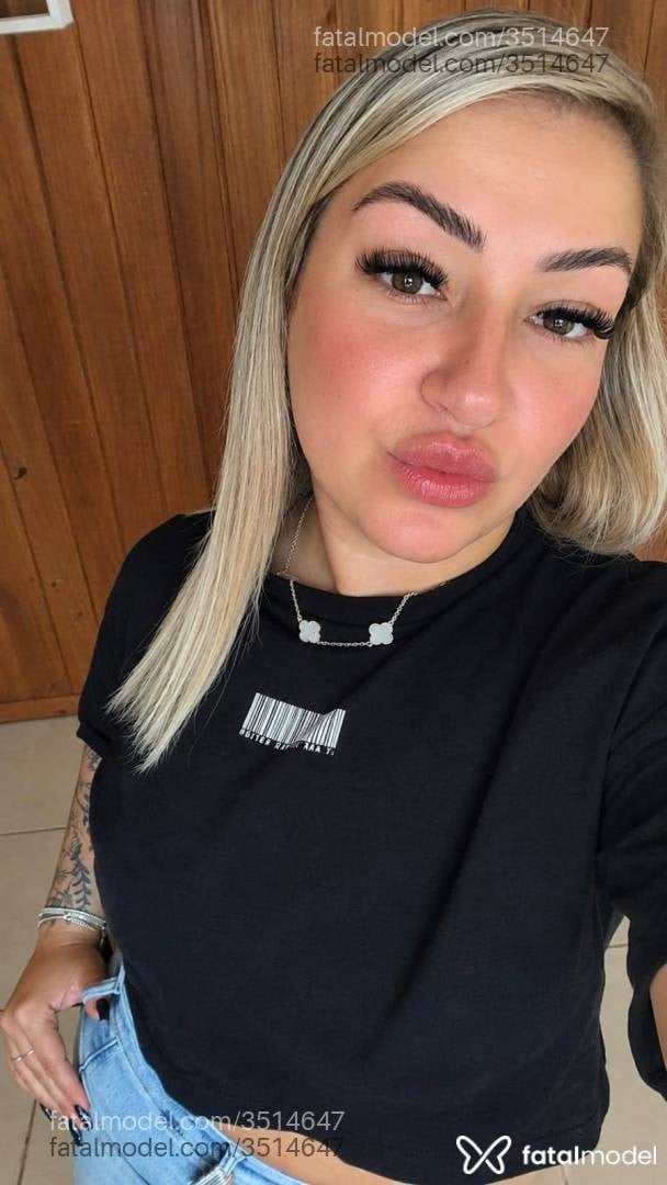 Acompanhante mulher loira (o) de olhos castanhos - Amanda