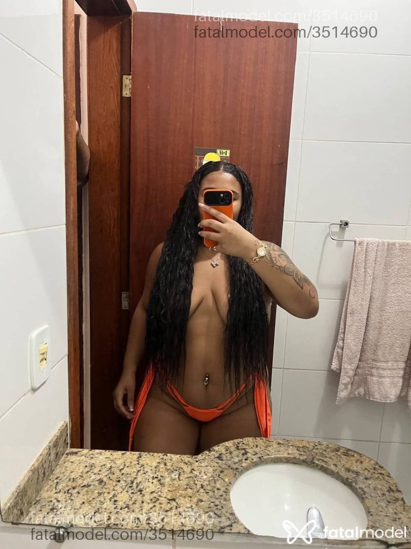 Acompanhante mulher morena (o) de olhos pretos - Carolina