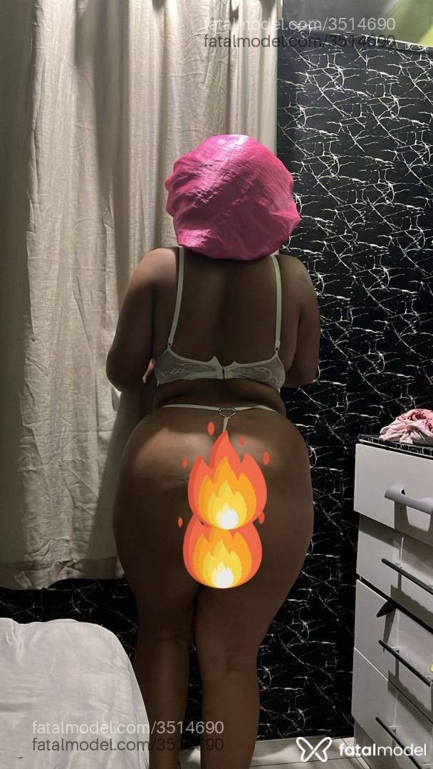 Acompanhante mulher morena (o) de olhos pretos - Carolina