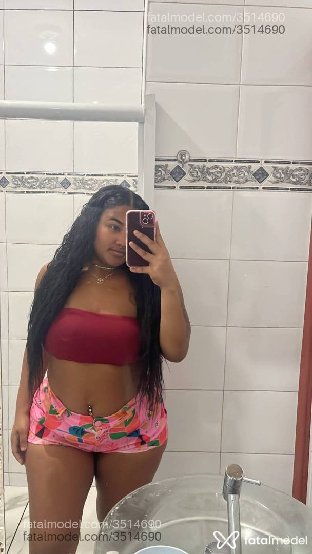 Acompanhante mulher morena (o) de olhos pretos - Carolina