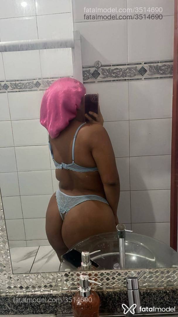 Acompanhante mulher morena (o) de olhos pretos - Carolina