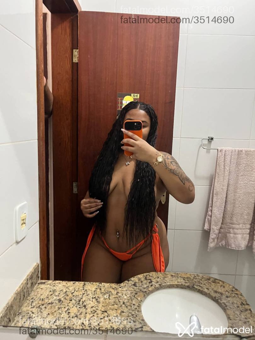 Acompanhante mulher morena (o) de olhos pretos - Carolina