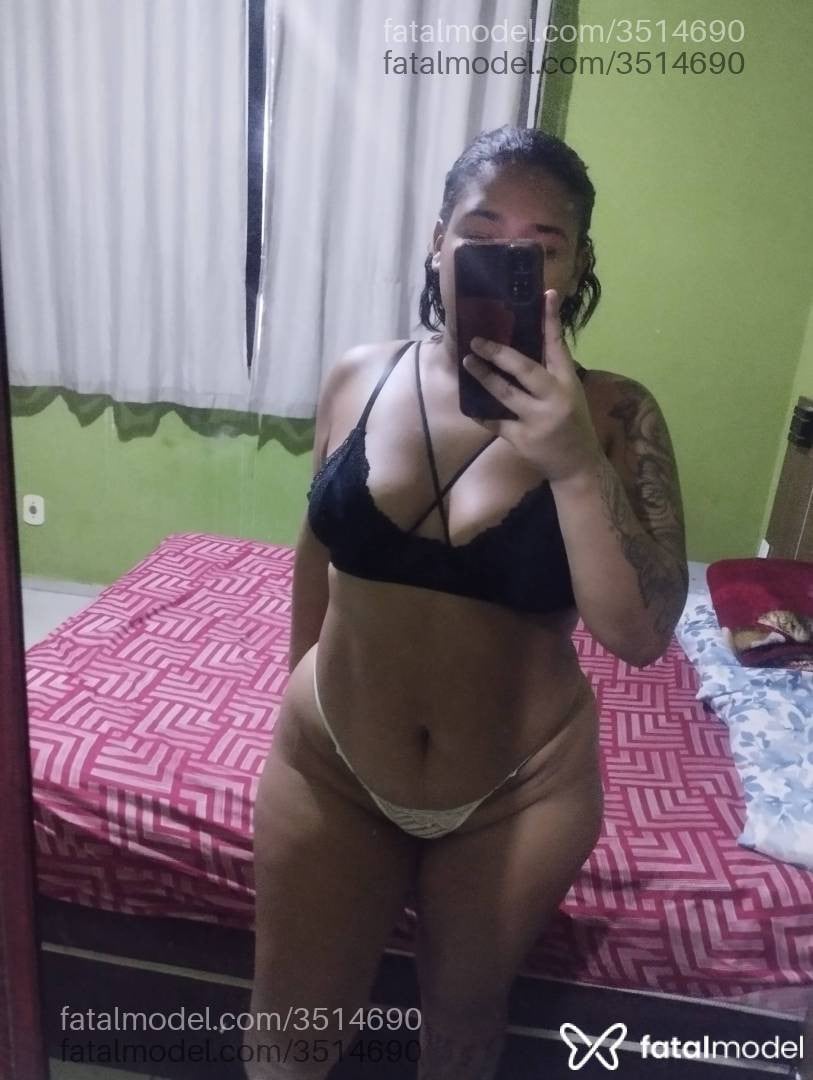 Acompanhante mulher morena (o) de olhos pretos - Carolina