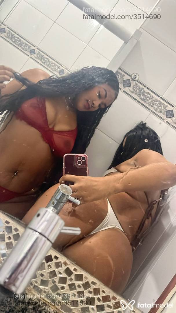 Acompanhante mulher morena (o) de olhos pretos - Carolina