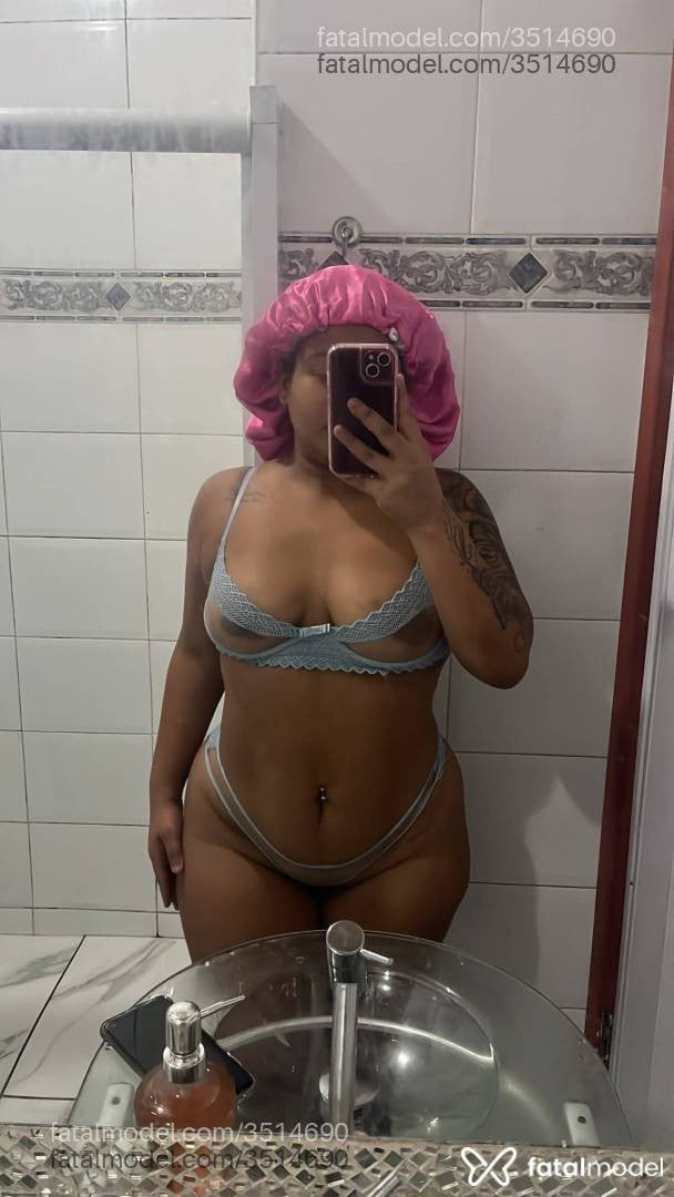 Acompanhante mulher morena (o) de olhos pretos - Carolina