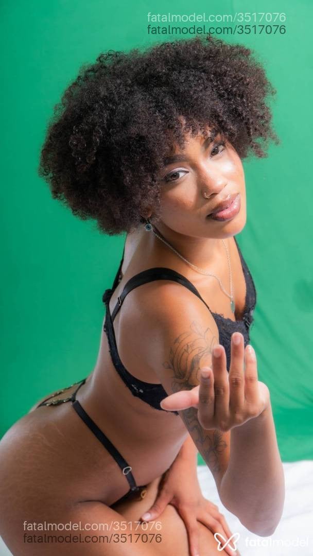 Acompanhante mulher morena (o) de olhos castanhos - Mallory