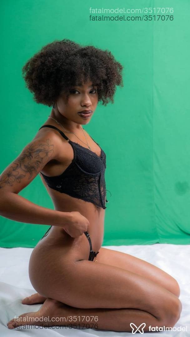 Acompanhante mulher morena (o) de olhos castanhos - Mallory