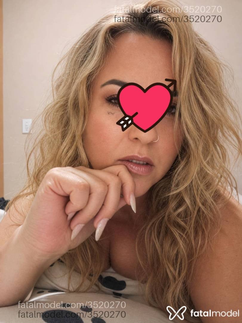 Acompanhante mulher loira (o) de olhos castanhos - Luana