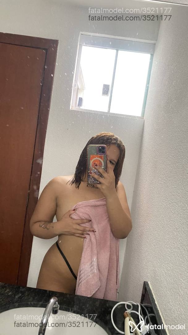 Acompanhante mulher com cabelo castanho de olhos castanhos - Letícia