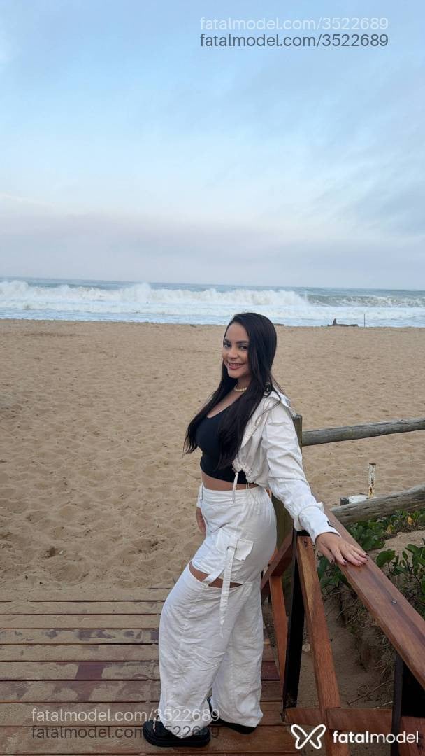 Acompanhante mulher morena (o) de olhos castanhos - Vick