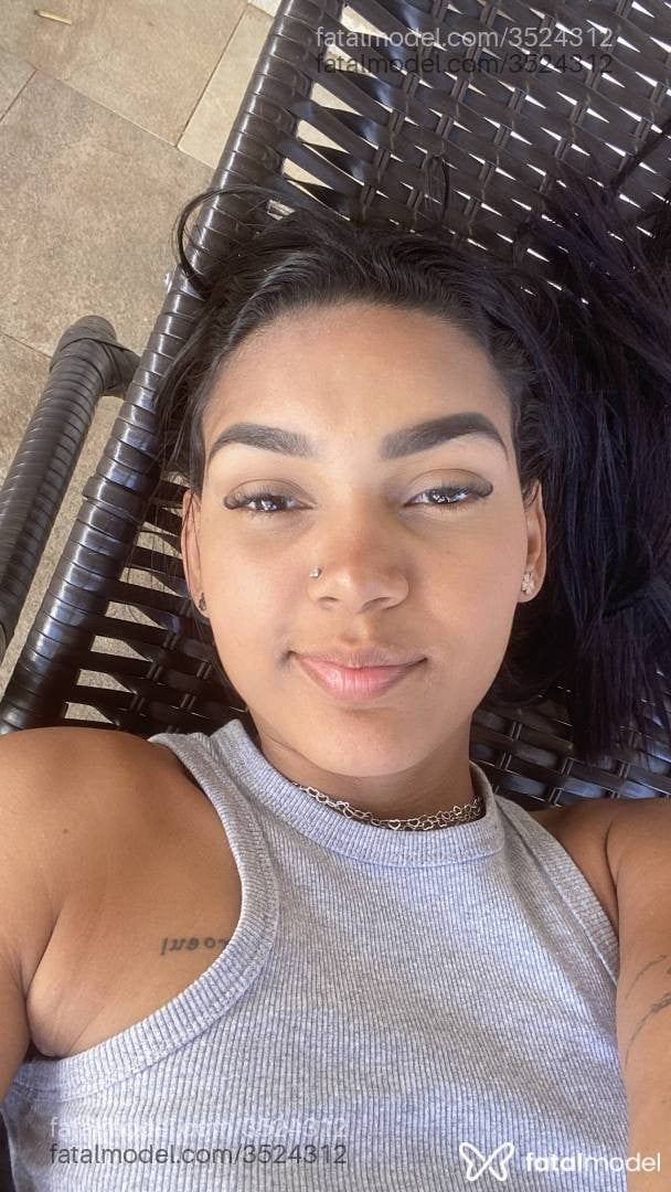 Acompanhante mulher morena (o) de olhos pretos - Belinha