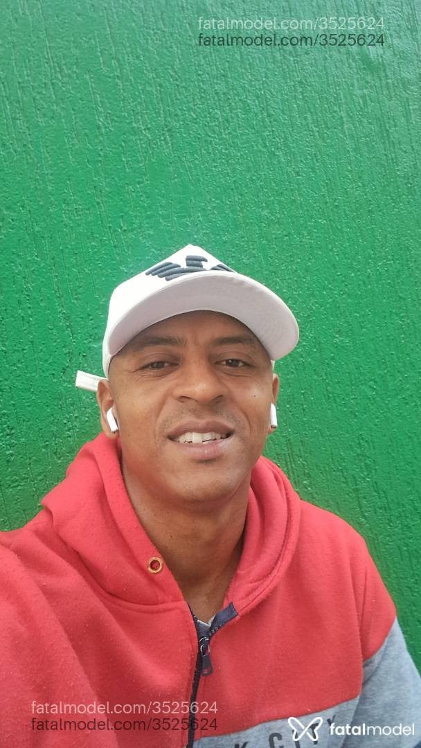Acompanhante homem morena (o) de olhos pretos - Lucas Acompanhante homem morena (o) de olhos pretos - Lucas