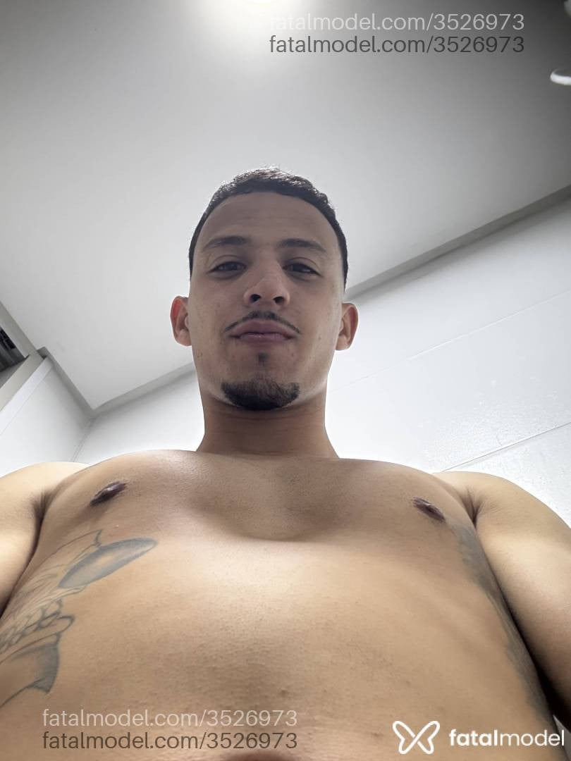 Acompanhante homem com cabelo castanho de olhos castanhos - Lucas Acompanhante homem com cabelo castanho de olhos castanhos - Lucas