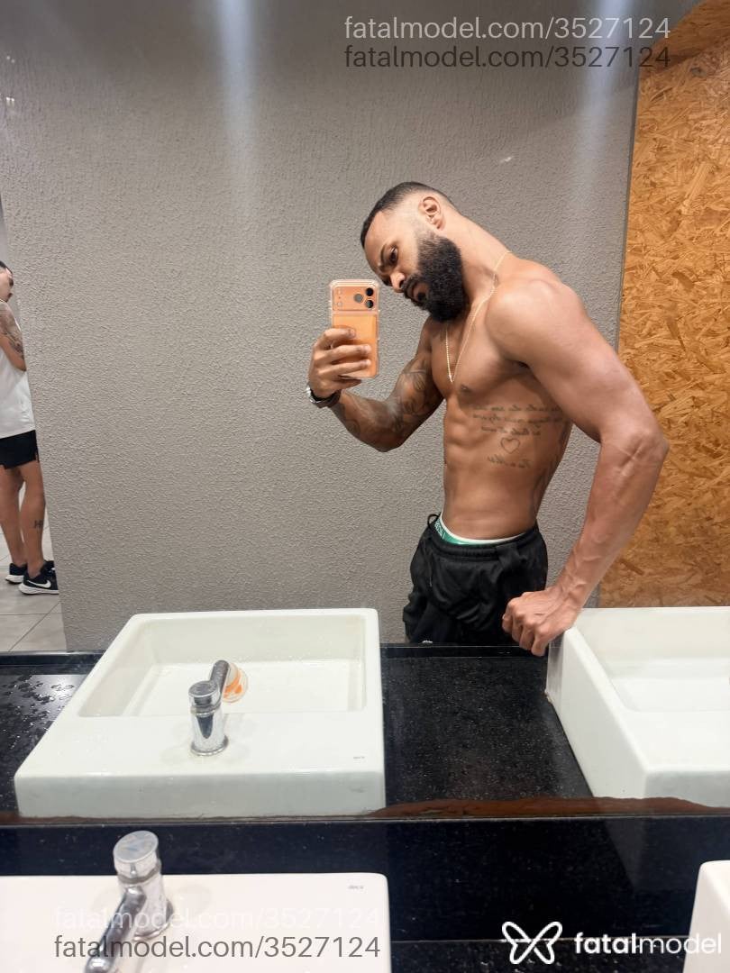 Acompanhante homem morena (o) de olhos pretos - Vitor