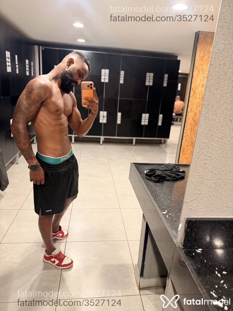 Acompanhante homem morena (o) de olhos pretos - Vitor