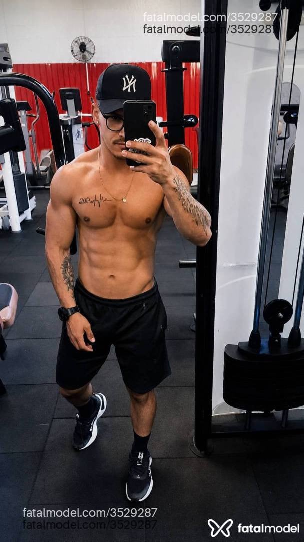 Acompanhante homem com cabelo castanho de olhos castanhos - Jhon Sinny