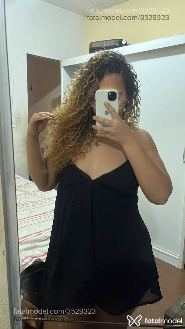 Acompanhante mulher loira (o) de olhos castanhos - Estela