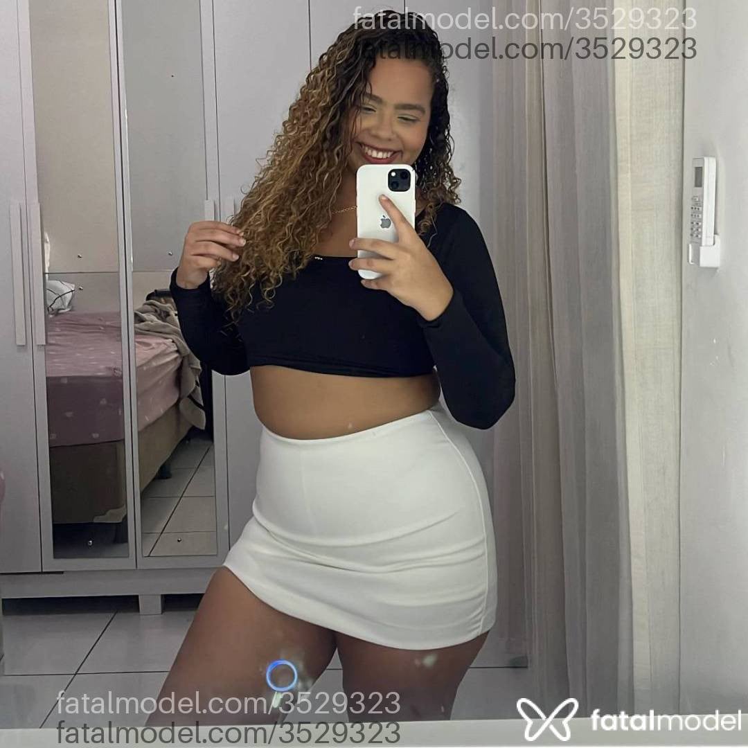 Acompanhante mulher loira (o) de olhos castanhos - Estela