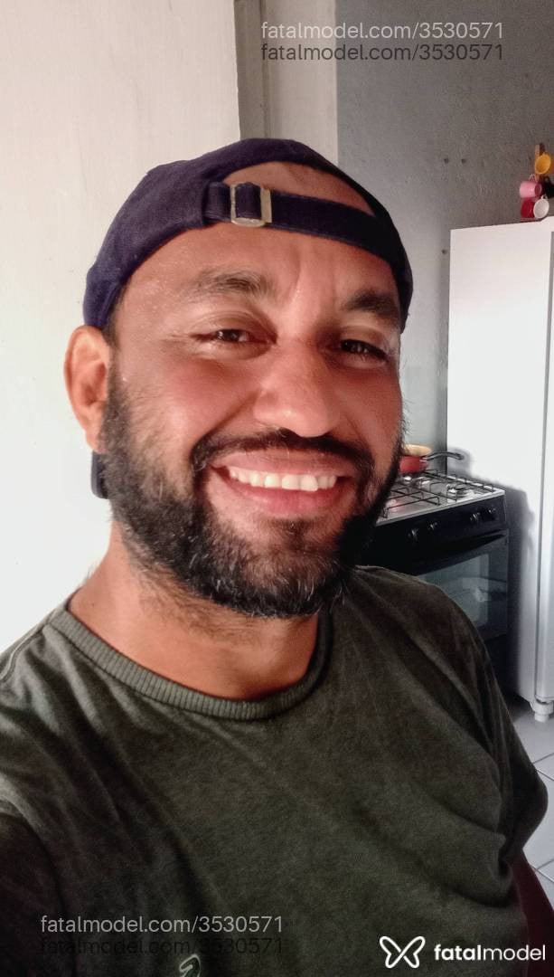 Acompanhante homem com cabelo castanho de olhos castanhos - Black