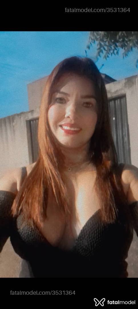 Acompanhante mulher com cabelo colorido de olhos castanhos - Pantera Negra