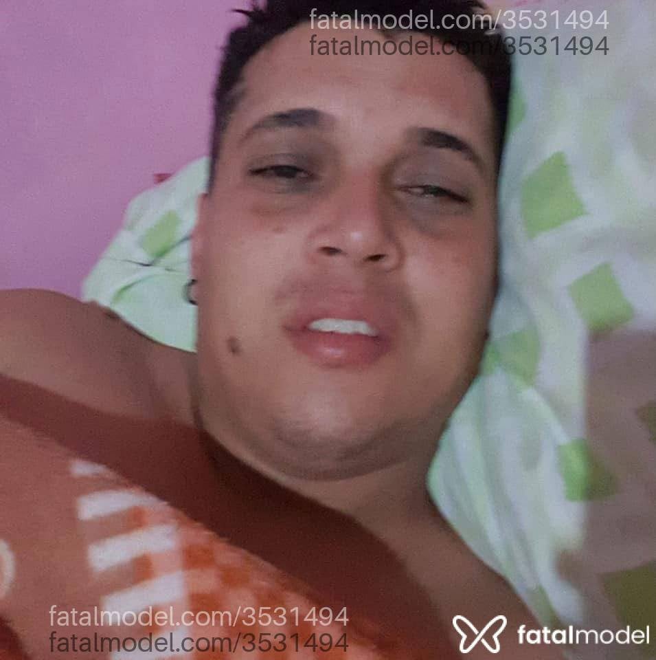 Acompanhante homem com cabelo castanho de olhos castanhos - Vitão Acompanhante homem com cabelo castanho de olhos castanhos - Vitão