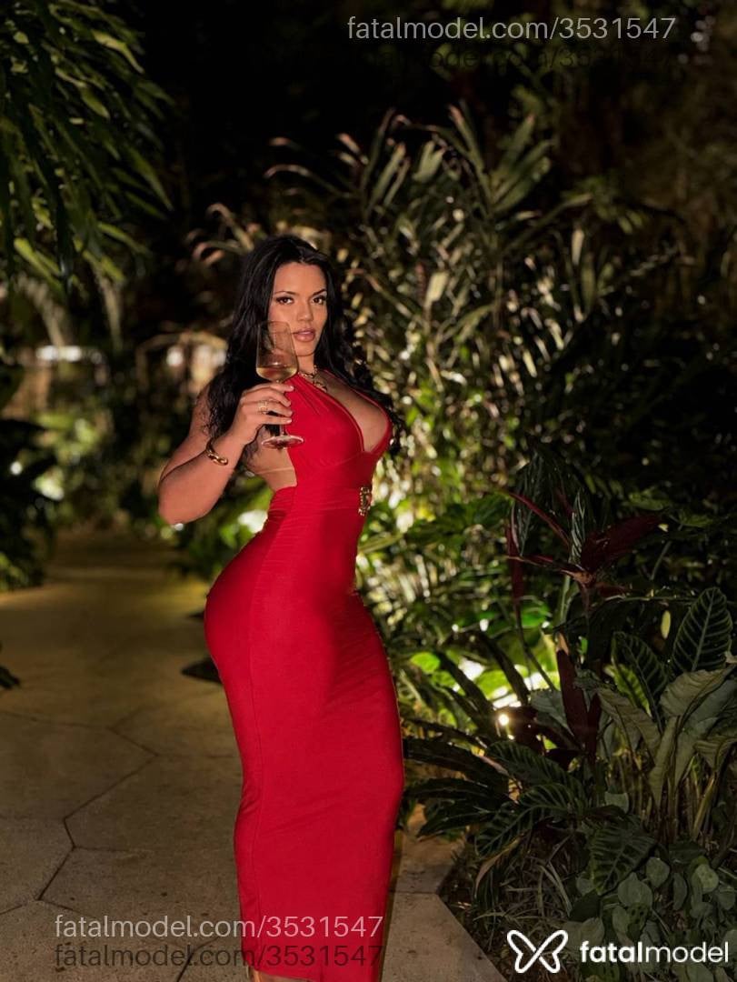 Acompanhante mulher morena (o) de olhos verdes - Jade Monroe